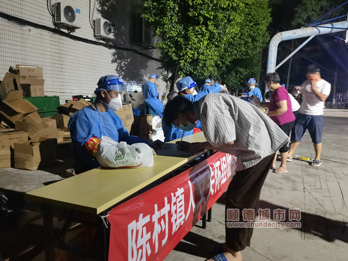 核酸檢測后，市民在核酸檢測點的出口領取生鮮食材包。 (2)_副本.jpg