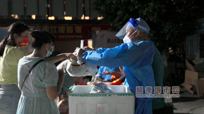 核酸檢測后，市民在核酸檢測點的出口領取生鮮食材包。_副本.jpg