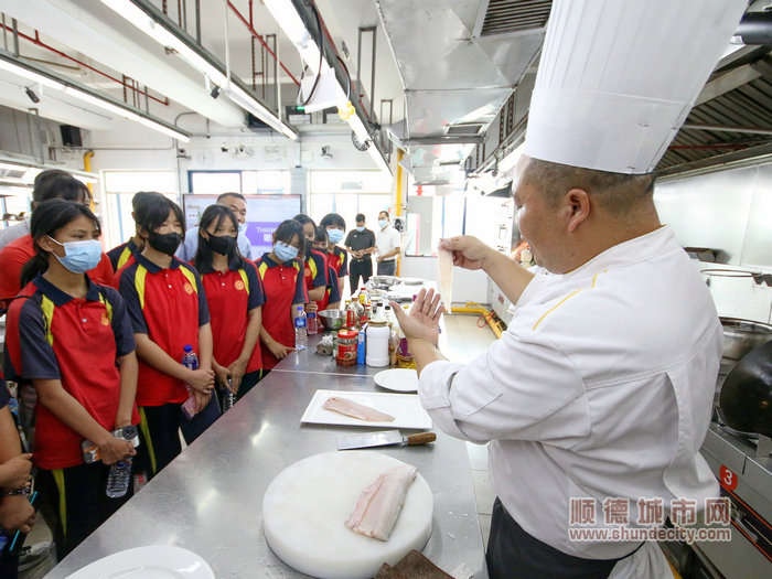 顺职老师为学生们讲授烹饪技巧。.jpg