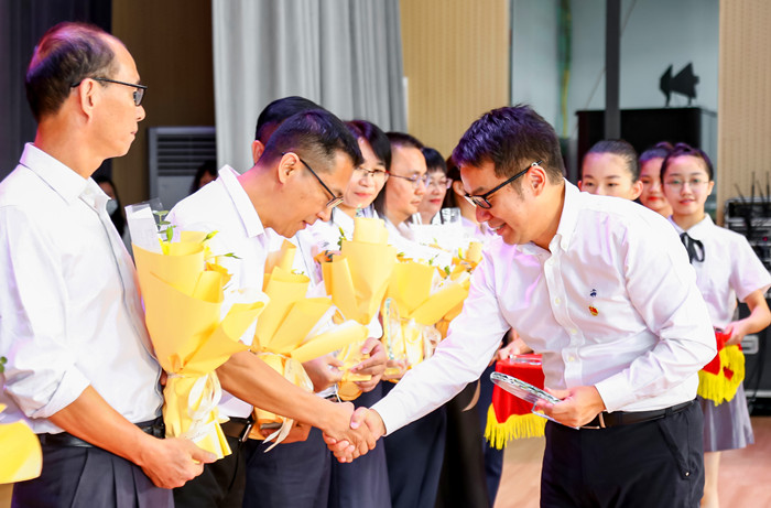 樂從鎮(zhèn)黨委書記何翔威為教師頒獎。.jpg