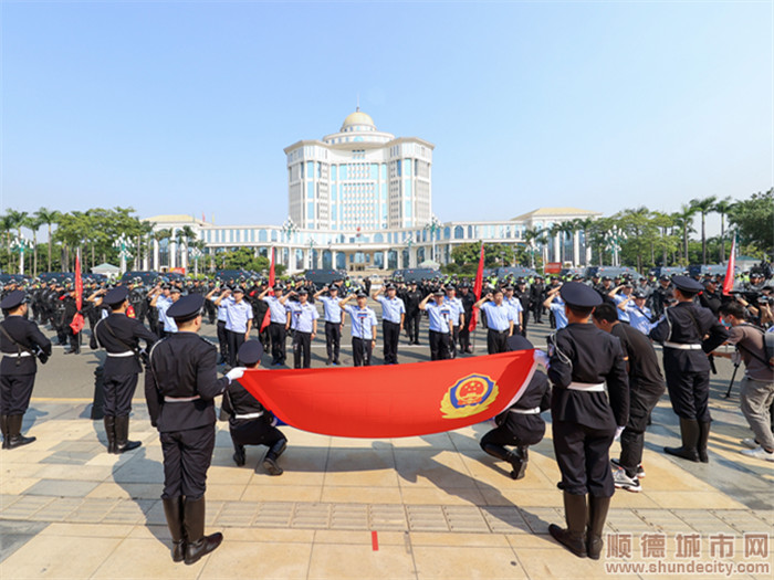 顺德区副区长、区公安局党委书记、局长石耀昌带领现场民警及警辅人员共同宣誓。.jpg