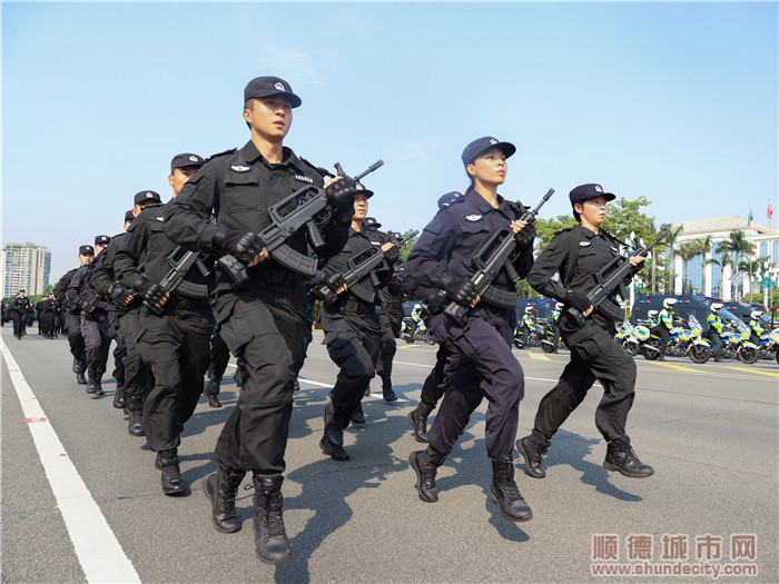 警员们喊着嘹亮的口号，迈着铿锵有力的步伐。.jpg