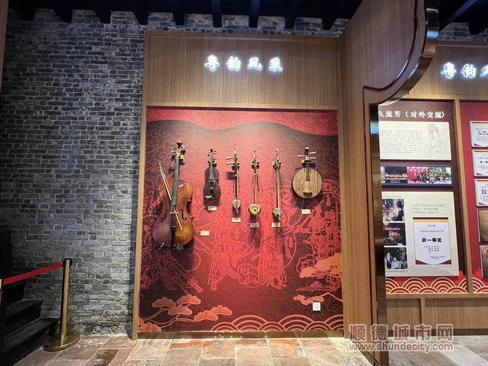 shundeplus/images/article/2022/10/18/0cc2520221018210333951684.jpg 曲艺的演奏乐器也再不断更新换代。.jpg