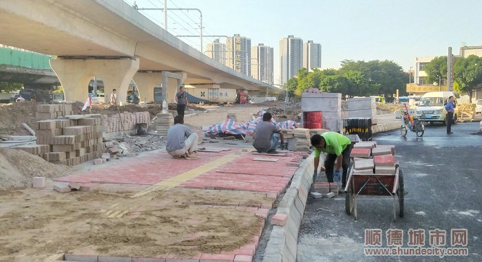 shundeplus/images/article/2022/10/18/1119320221018230448710171.jpg 建设工人正在伦教站周边忙碌.jpg