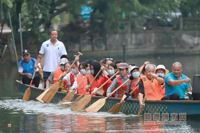 采风团参与扒龙舟活动。.jpg