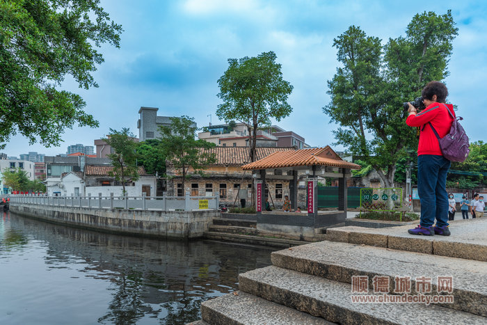 马彦良：大门的一景一物都成为采风团成员眼中的美景。.jpg