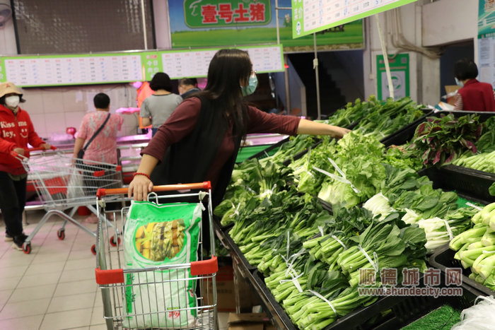 市民群众正在百惠超市采购生活物资。.jpg