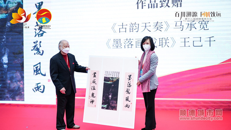 马承宽向顺德区委区政府赠送画作《古韵天奏》。_副本.jpg