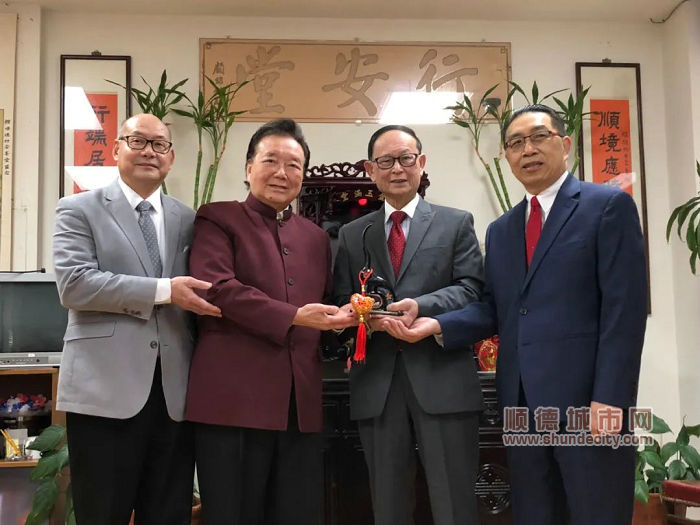 行安堂新旧主席交接刹那，左起：黎铁、吴国宝、张冠荣、何启明。侨报记者吴卓明摄.jpg