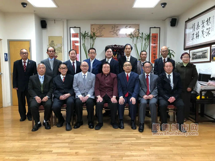 行安堂董事局成员合影。侨报记者吴卓明摄.jpg