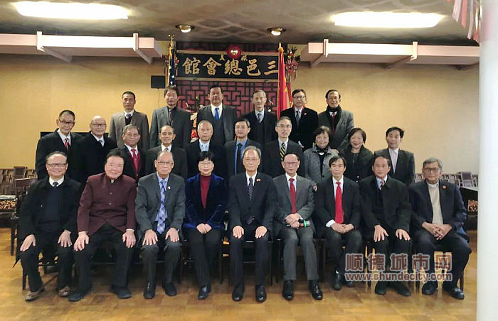 三邑总会馆董事局成员和旧金山总领馆领导合影。。侨报记者吴卓明摄.jpg