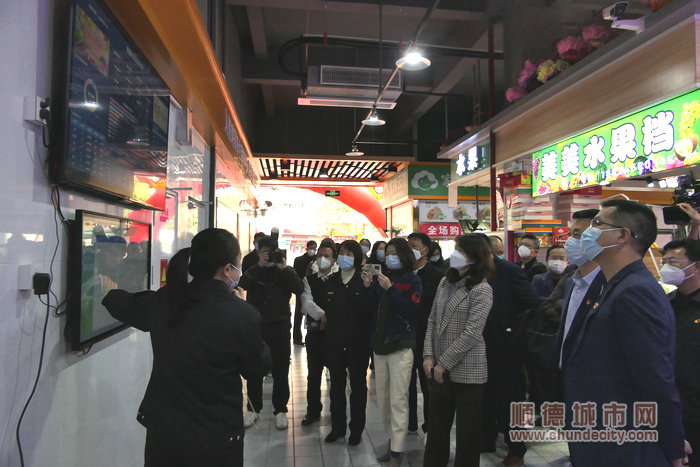 众人参观了解近良市场在智能化、信息化方面的建设成果。.jpg