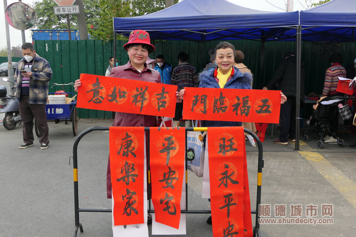 市民群眾喜獲春聯(lián)。.jpg