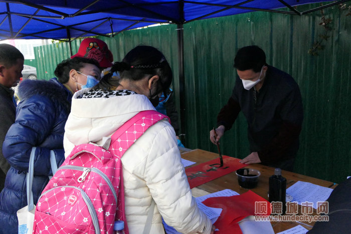 書法名家現(xiàn)場為市民朋友揮毫寫春聯(lián)。.jpg