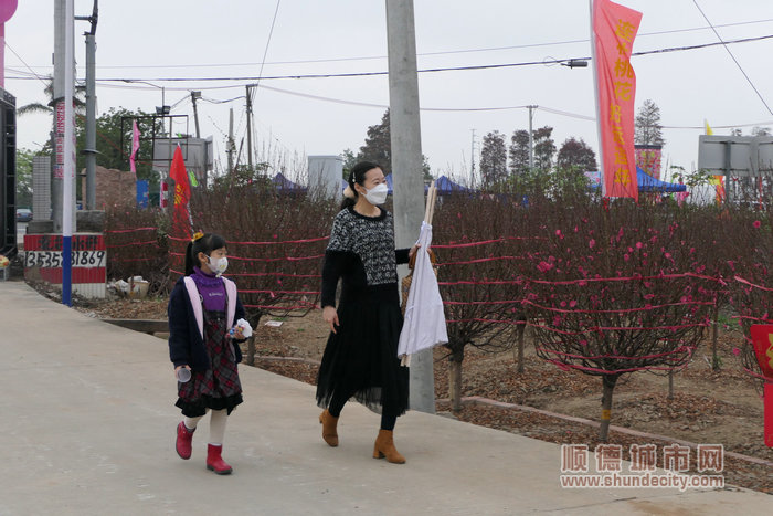 市民朋友早早便來到花市進(jìn)行選購。.jpg