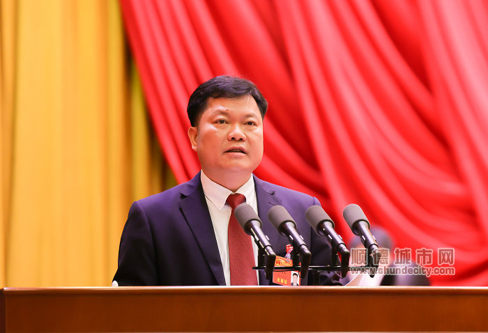 shundeplus/images/article/2023/01/12/d682220230112072439293788.jpg 顺德区委副书记、区长区柱明向大会作政府工作报告.jpg
