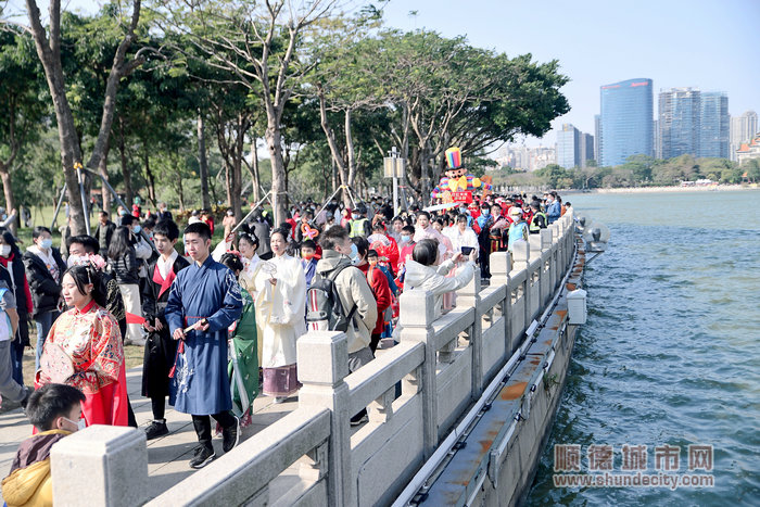 巡游队伍与市民群众一起共度佳节。.jpg