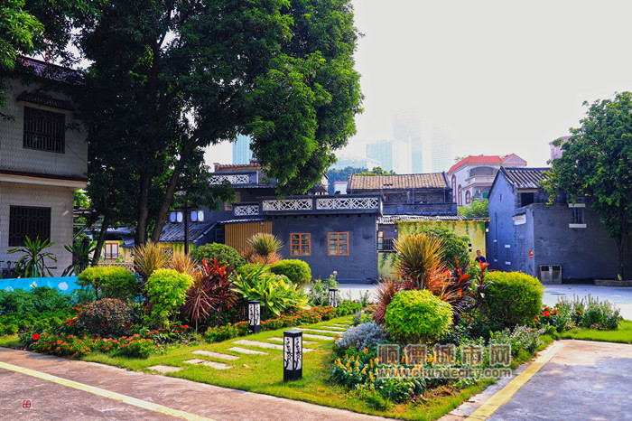 图1：绿植墙绘与小巷，让人忍不住想探访_副本.jpg