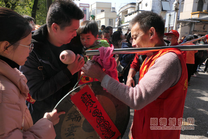 shundeplus/images/article/2023/01/28/0ba9120230128180911540142.jpg 村民亲自上手体验敲响金锣。2.jpg