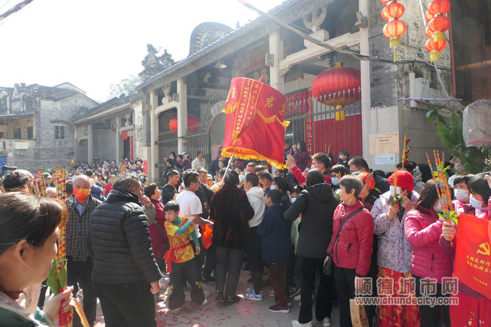 shundeplus/images/article/2023/01/28/33f0620230128180703292056.jpg 市民争摸八宝罗伞。.jpg