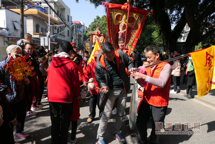 shundeplus/images/article/2023/01/28/6fe3020230128180854849342.jpg 村民亲自上手体验敲响金锣。.jpg