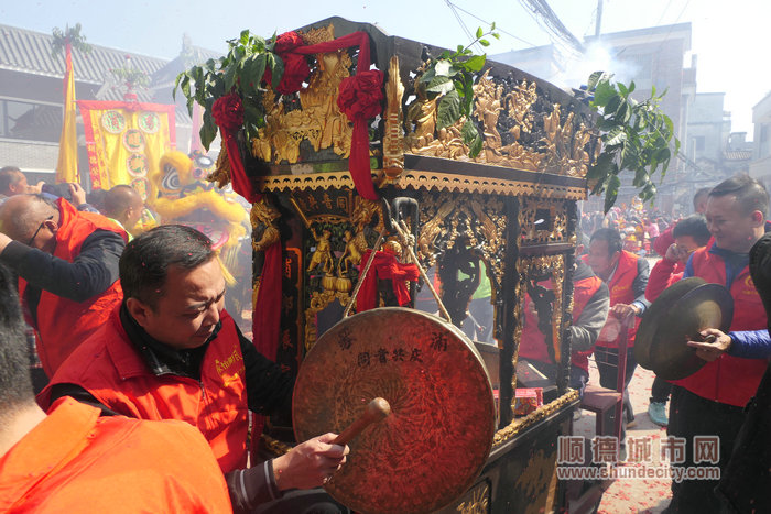 shundeplus/images/article/2023/01/28/704f820230128180717556287.jpg 锣鼓柜出行。.jpg