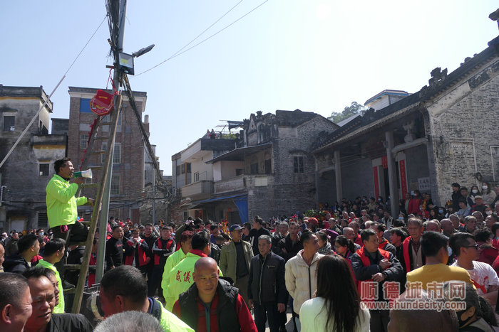 shundeplus/images/article/2023/01/28/7a5fd20230128180623925379.jpg 村民们云集胡公家祠竞捐头柱香、头炮。.jpg