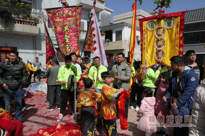 shundeplus/images/article/2023/01/28/b419620230128180603799319.jpg 巡游队伍正在做准备,蓄势待发。.jpg