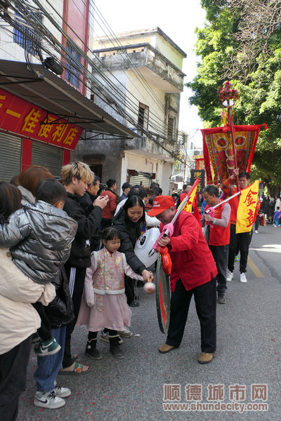 shundeplus/images/article/2023/01/28/d9bd520230128180919516580.jpg 村民亲自上手体验敲响金锣。3.jpg