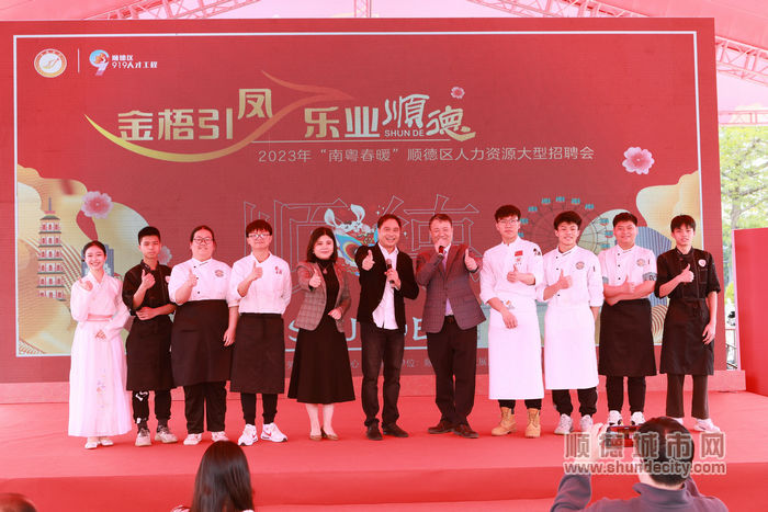 招聘会现场准备了丰富多彩舞台表演环境。.jpg