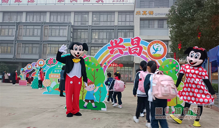 昌教小学正门门口米妮米奇在乐创四门前迎接学生.jpg