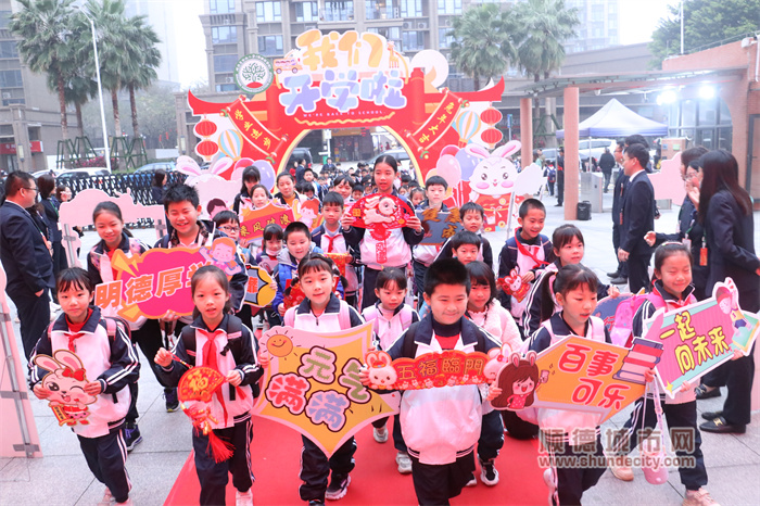 西山小学高新区学校学生返校开心合影留念.jpg