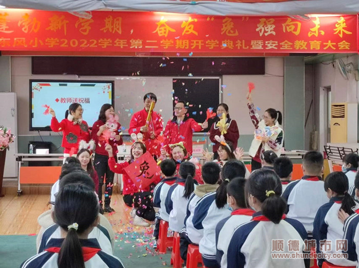 圖為東風小學教師為學生送上新年祝福._副本.jpg
