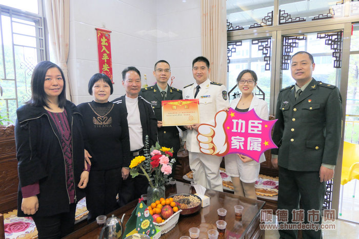 慰問組來到何添龍家中進行慰問。.jpg