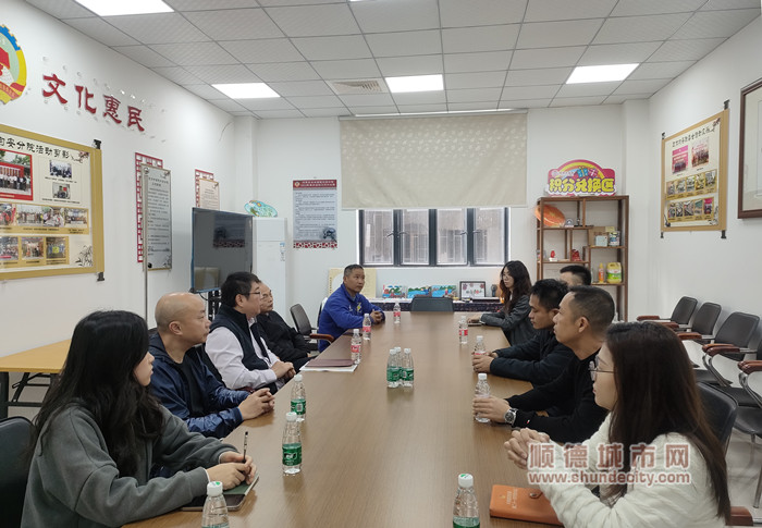 三華社區和鶴峰社區“兩委”班子在上村黨群服務站進行互學座談_副本.jpg