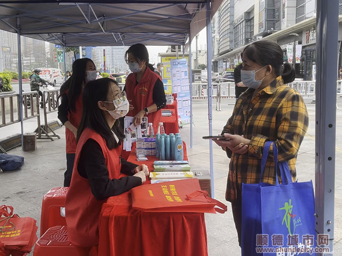 現場擺攤，為市民答疑解難.jpg