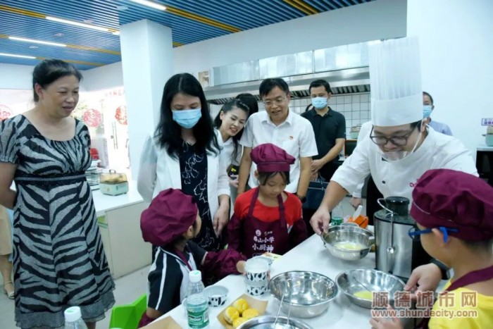 厨神中心扎实地落实了双减后劳动育人的理念，在品尝完学生做的顺德甜品后_副本.jpg