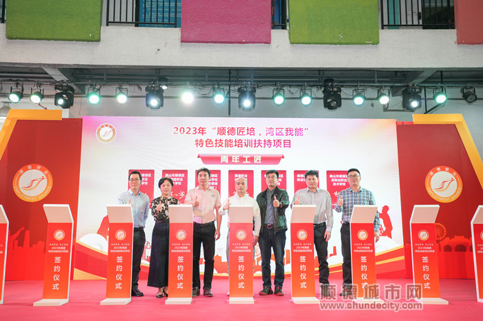 與青年工匠專題的承辦單位簽約1_副本.jpg