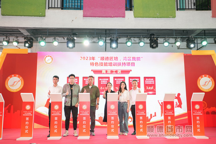 與青年工匠專題的承辦單位簽約2_副本.jpg