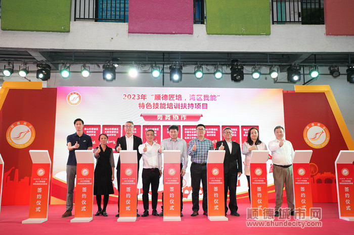 與對口勞務協作專題的承辦單位簽約_副本.jpg