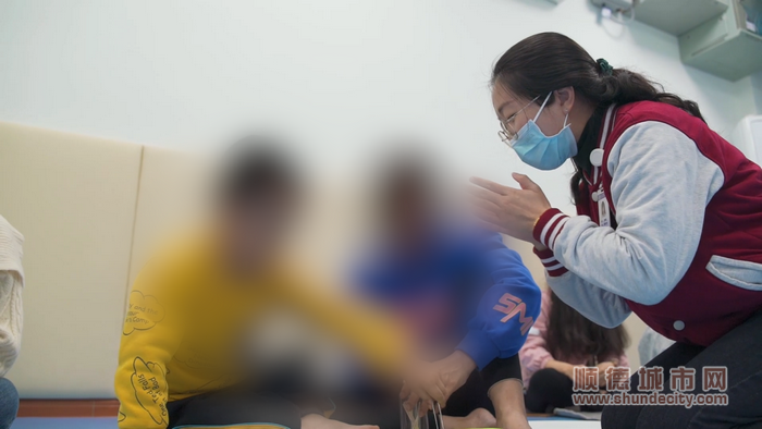 治療師給孩子進行干預訓練.png
