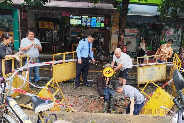 shundeplus/images/article/2023/04/19/44cba20230419215158236985.jpg 众人合力将被困老人成功救出。.jpg