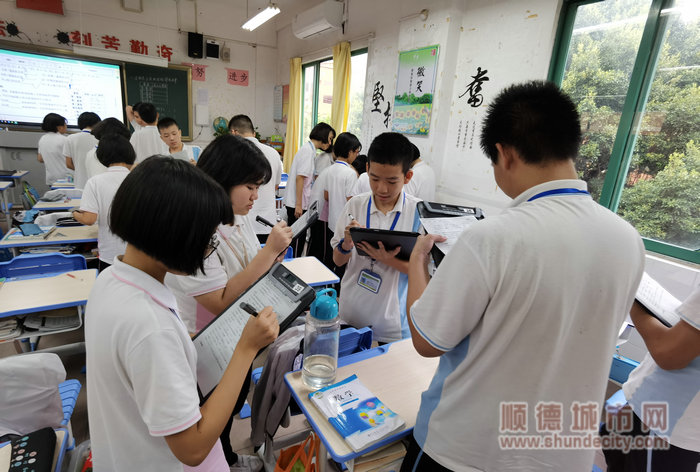 利用手寫板開展小組交流互動.jpg