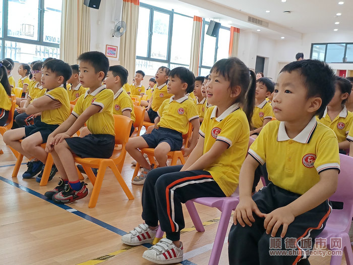孩子們認真聽講。.jpg