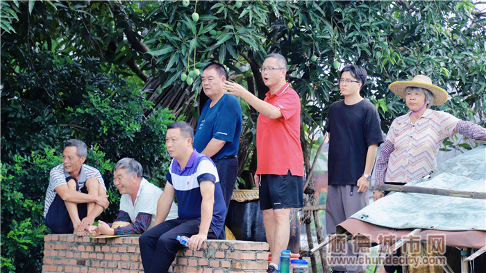 起龙仪式聚集了一群村民前来观看.jpg