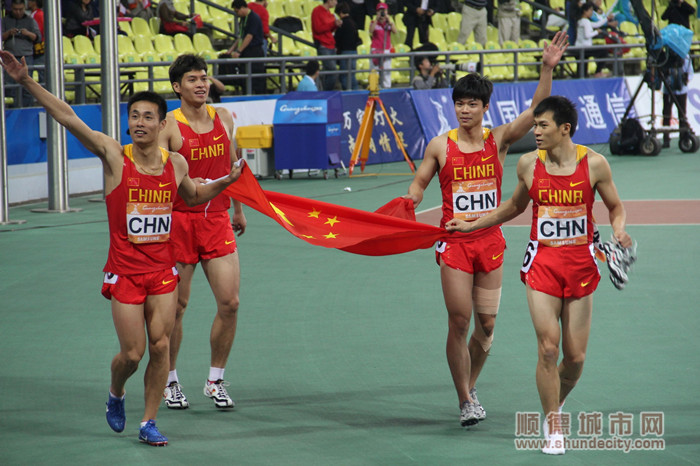2、梁嘉鸿在赛场（左2）_副本.jpg