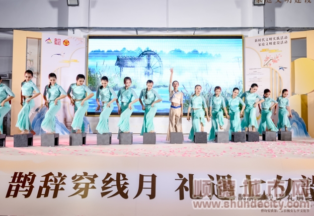 團體舞蹈《碇步橋水清悠悠》舞者以石凳作碇步橋，石橋上腳步青蔥，路過歲月，留下抹不去的鄉愁。_副本.jpg