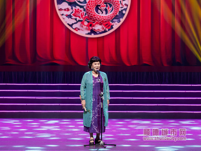 著名評書表演藝術家劉蘭芳表演評書《康熙買馬》。.jpg