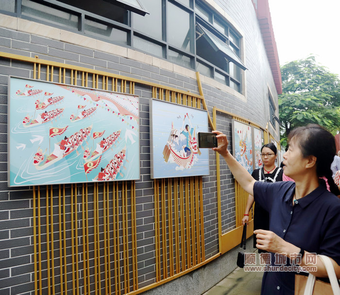 与会人员参观龙舟文化长廊 (1).JPG