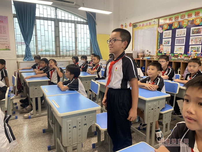 學生向消防員梁景榮發問問題.jpg